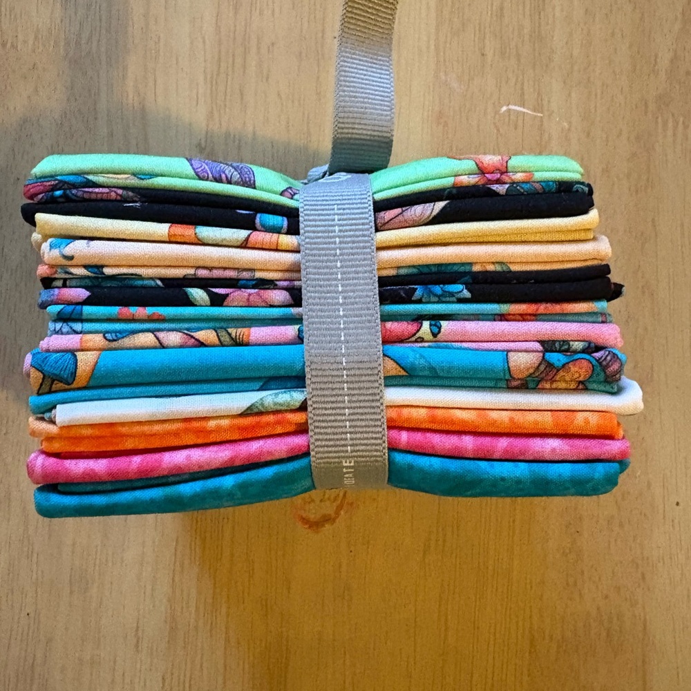 QT Quilting Fabrics Fat Quarter bundle 12 fat quarters - Picture 2 of 7